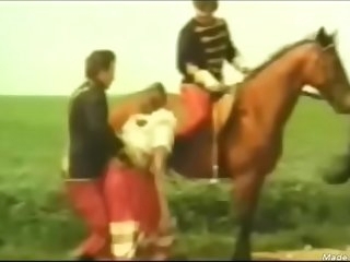 sexo hetero montado sobre  un caballo